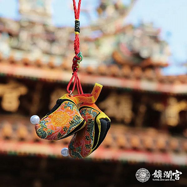 鎮瀾買足~鎮瀾宮 驅邪庇佑媽祖鞋吊飾(過爐祈福)1入 鎮瀾買足~鎮瀾宮 驅邪庇佑媽祖鞋吊飾(過爐祈福)1入