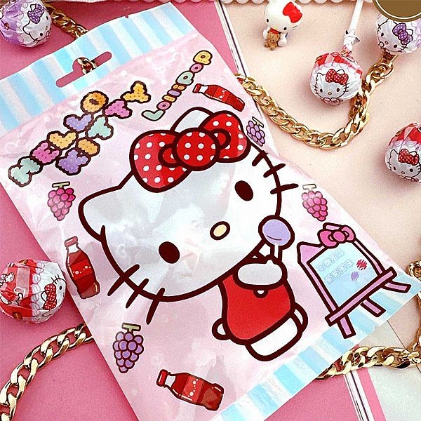 Hello Kitty~棒棒糖(可樂風味／葡萄風味)1包裝 貼紙隨機出貨