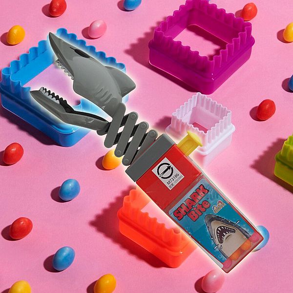 懷舊系列~鯊魚鉗(附糖果)1入 造型圖案隨機出貨